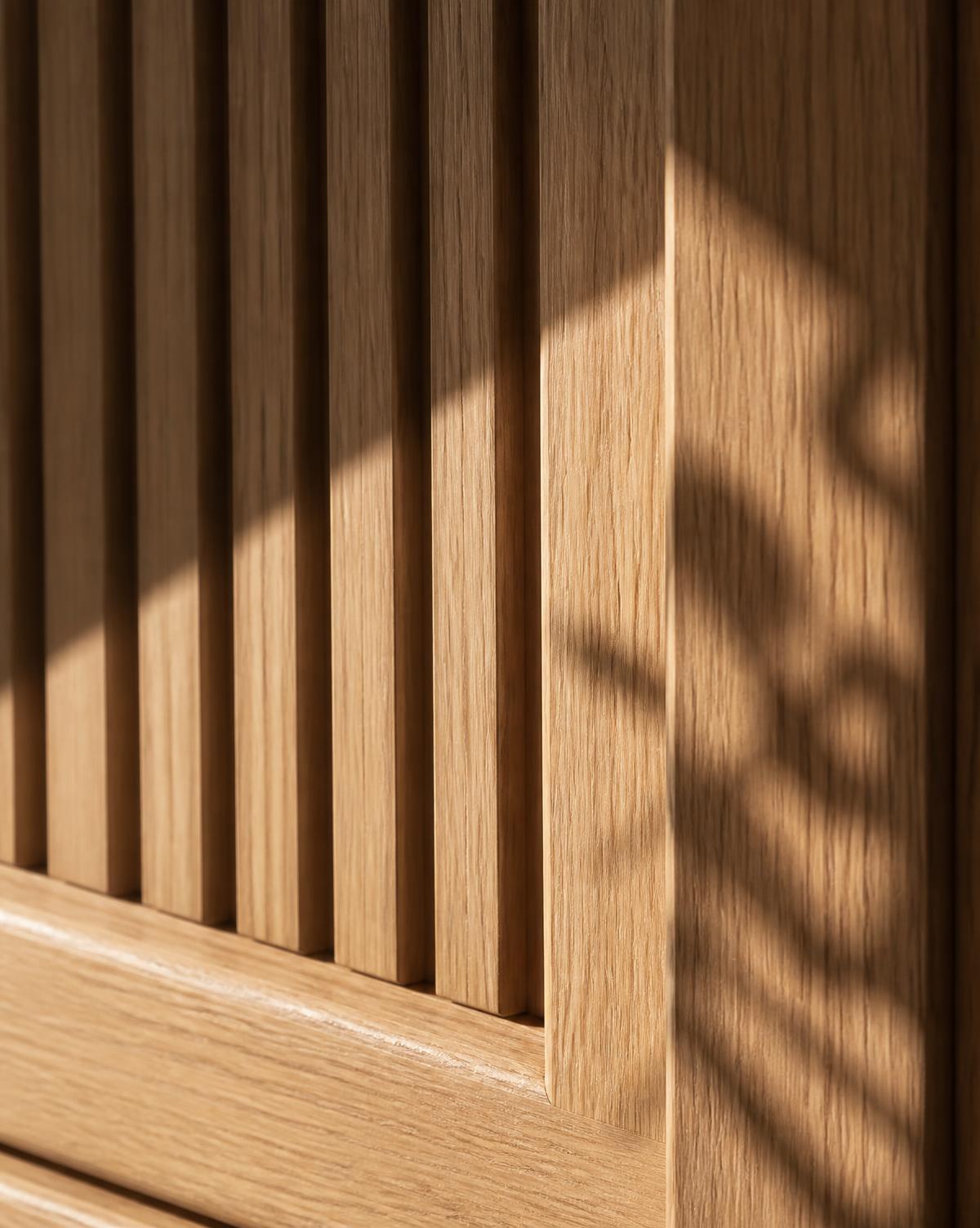 Detalhe de painel ripado em madeira natural